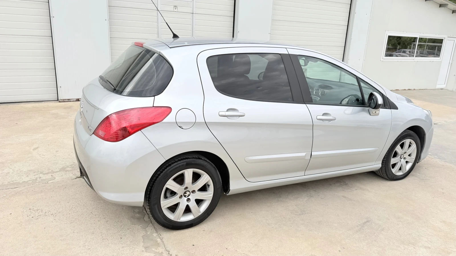 Peugeot 308 1.6i 16v * Facelife* UNIKAT, снимка 14 - Автомобили и джипове - 36928993