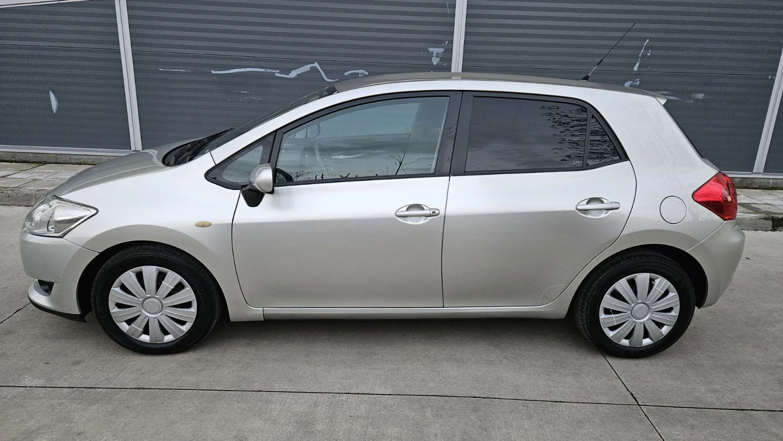 Toyota Auris 1.6 - изображение 2