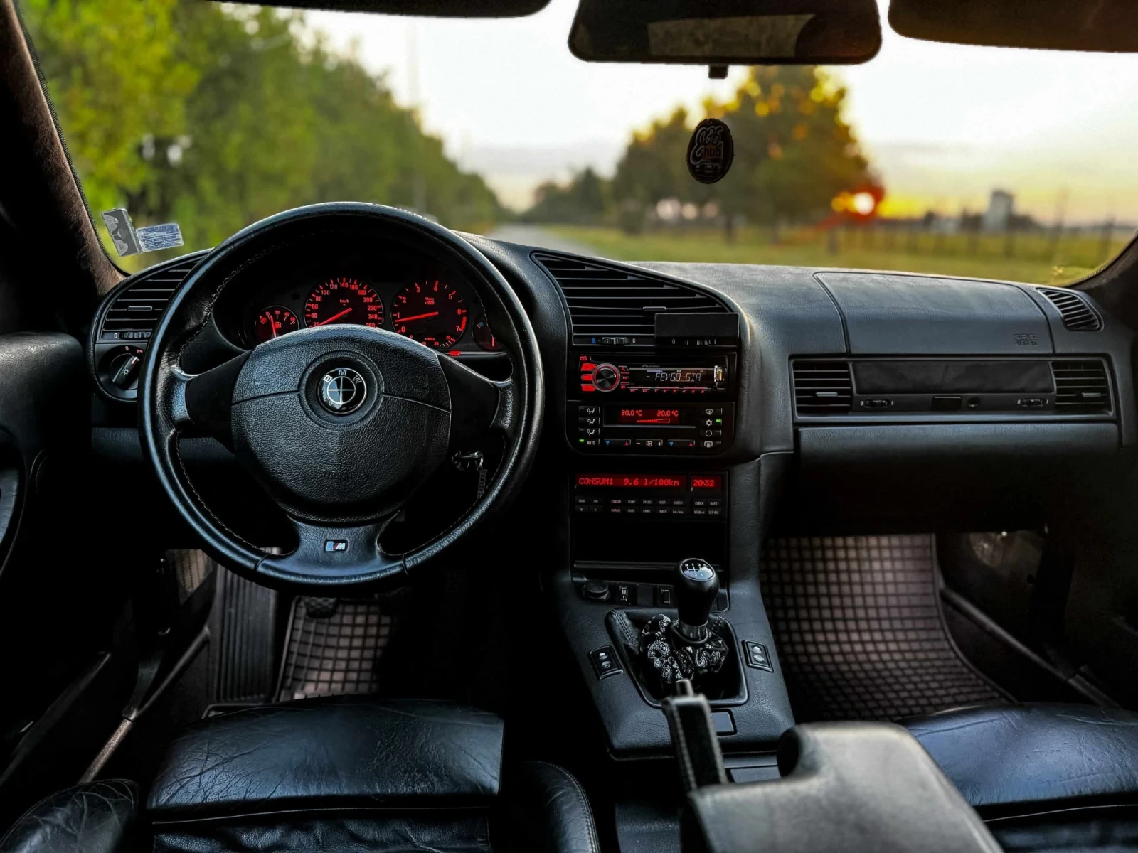 BMW 320 Individual , снимка 12 - Автомобили и джипове - 55508070