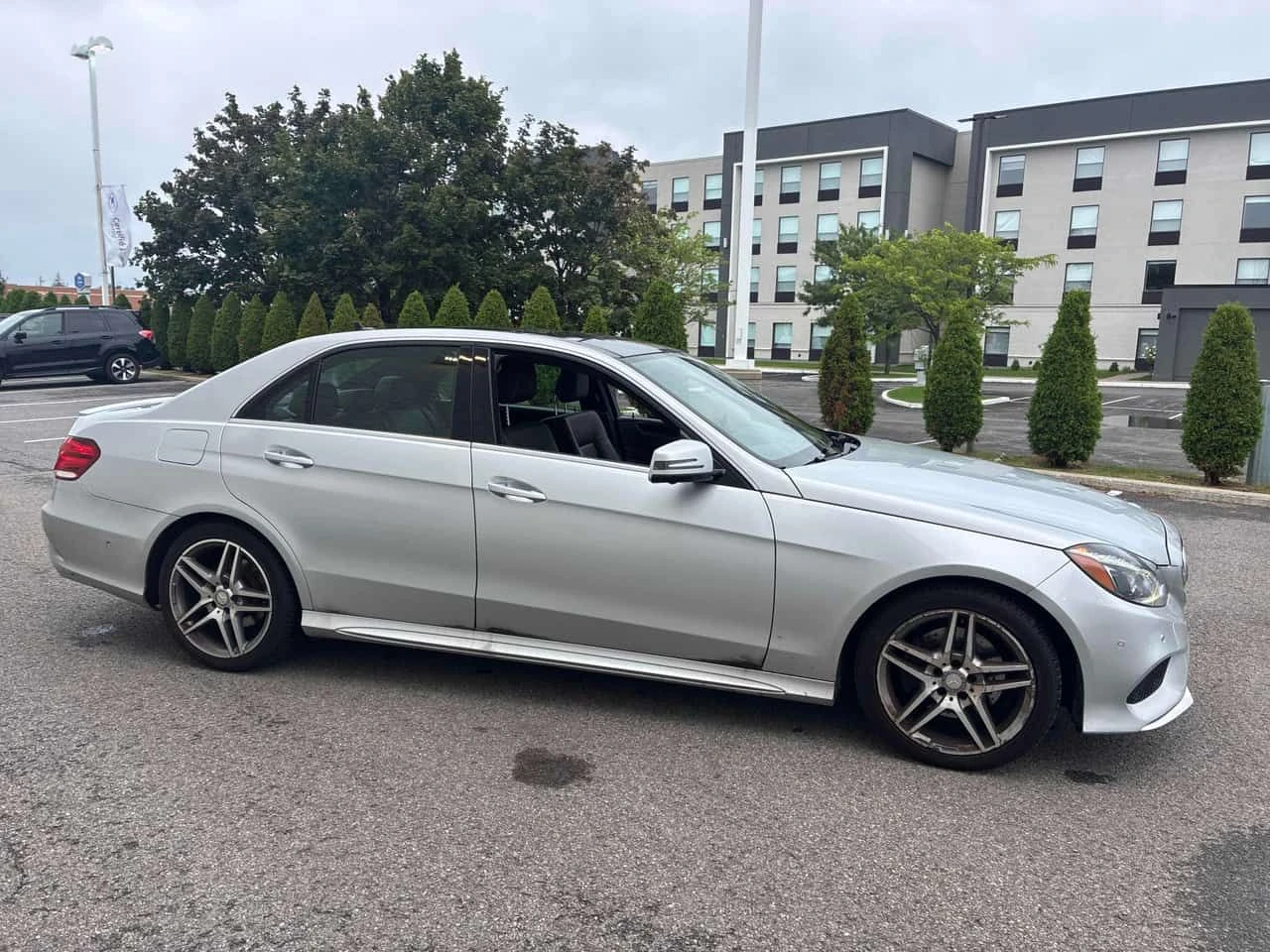 Mercedes-Benz E 300 * CARFAX * ОПЦИЯ ЗА АВТОКРЕДИТ * , снимка 3 - Автомобили и джипове - 55547768
