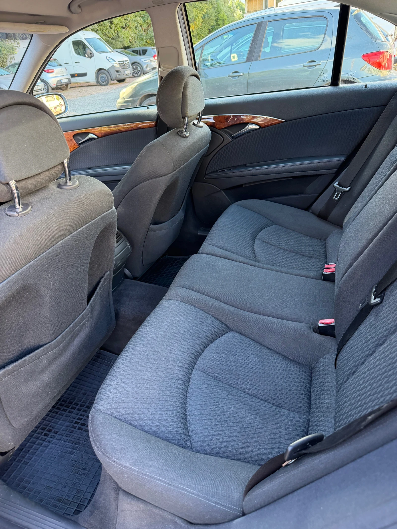 Mercedes-Benz E 220, снимка 7 - Автомобили и джипове - 56210640