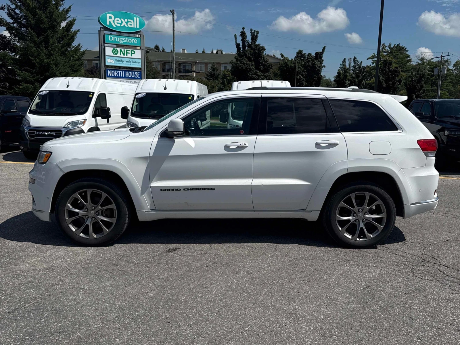 Jeep Grand cherokee  5.7L Summit / ДИСТРОНИК / КОЖА / ПАНОРАМА , снимка 3 - Автомобили и джипове - 55832697