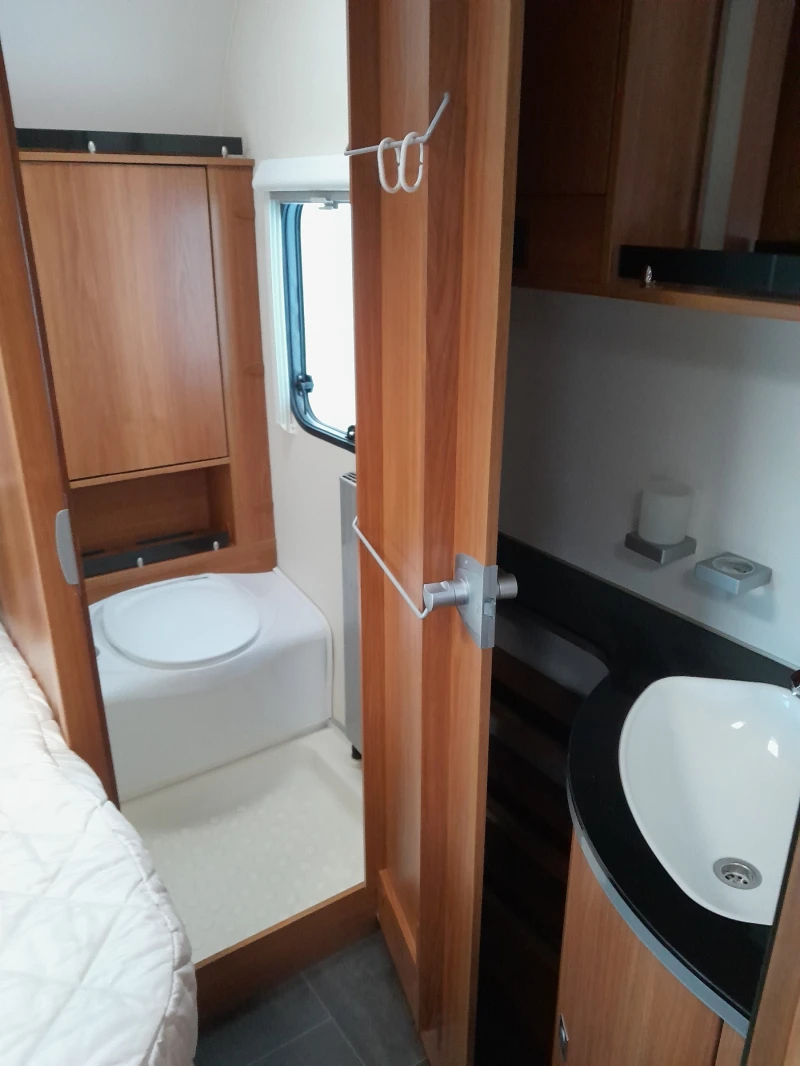 Каравана Dethleffs Nomad SNOW, снимка 12 - Каравани и кемпери - 52615474