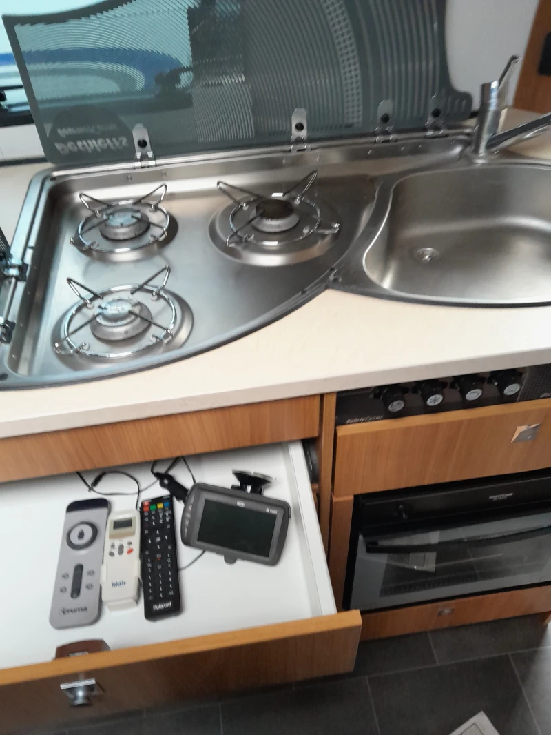 Каравана Dethleffs Nomad SNOW, снимка 15 - Каравани и кемпери - 52615474