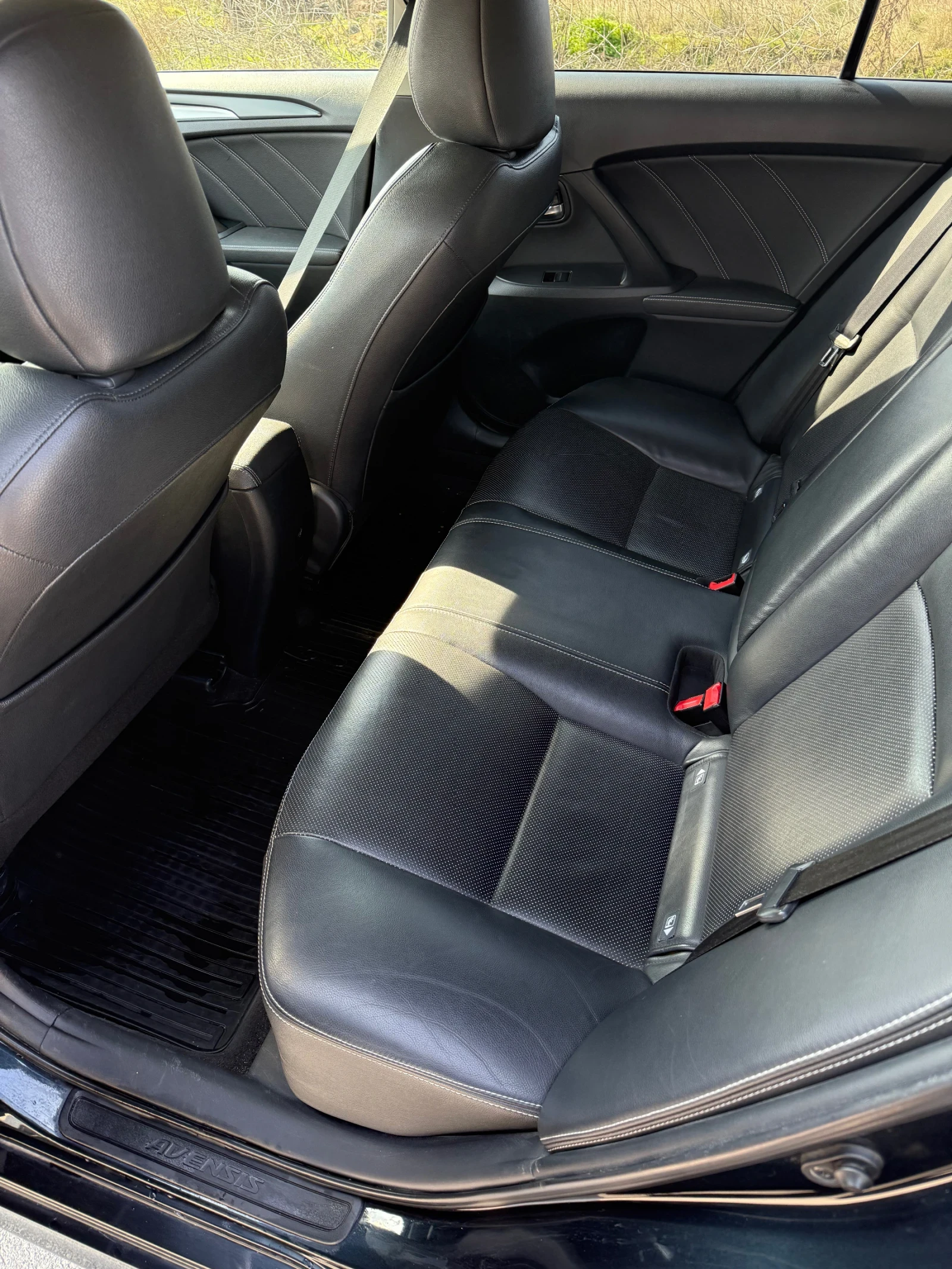 Toyota Avensis 1.8 Executive+ , снимка 7 - Автомобили и джипове - 53765883