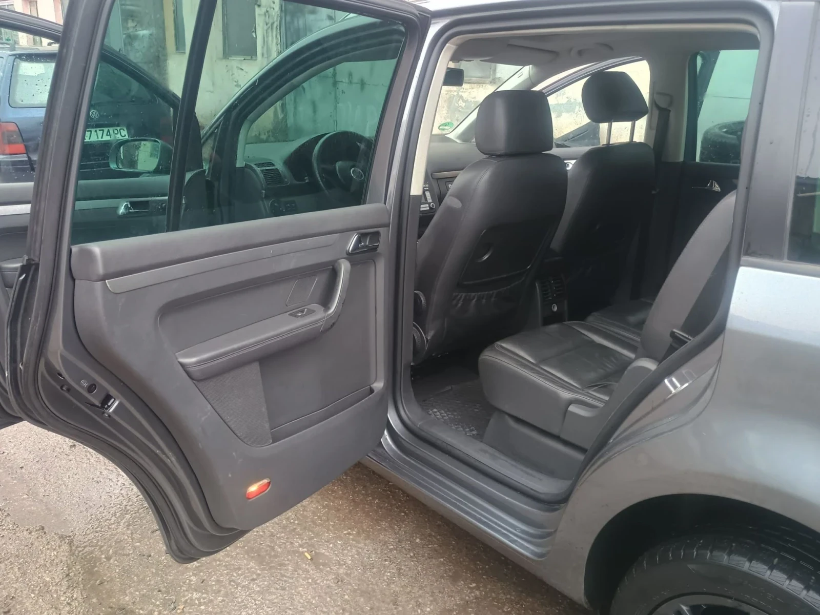 VW Touran, снимка 8 - Автомобили и джипове - 54010033