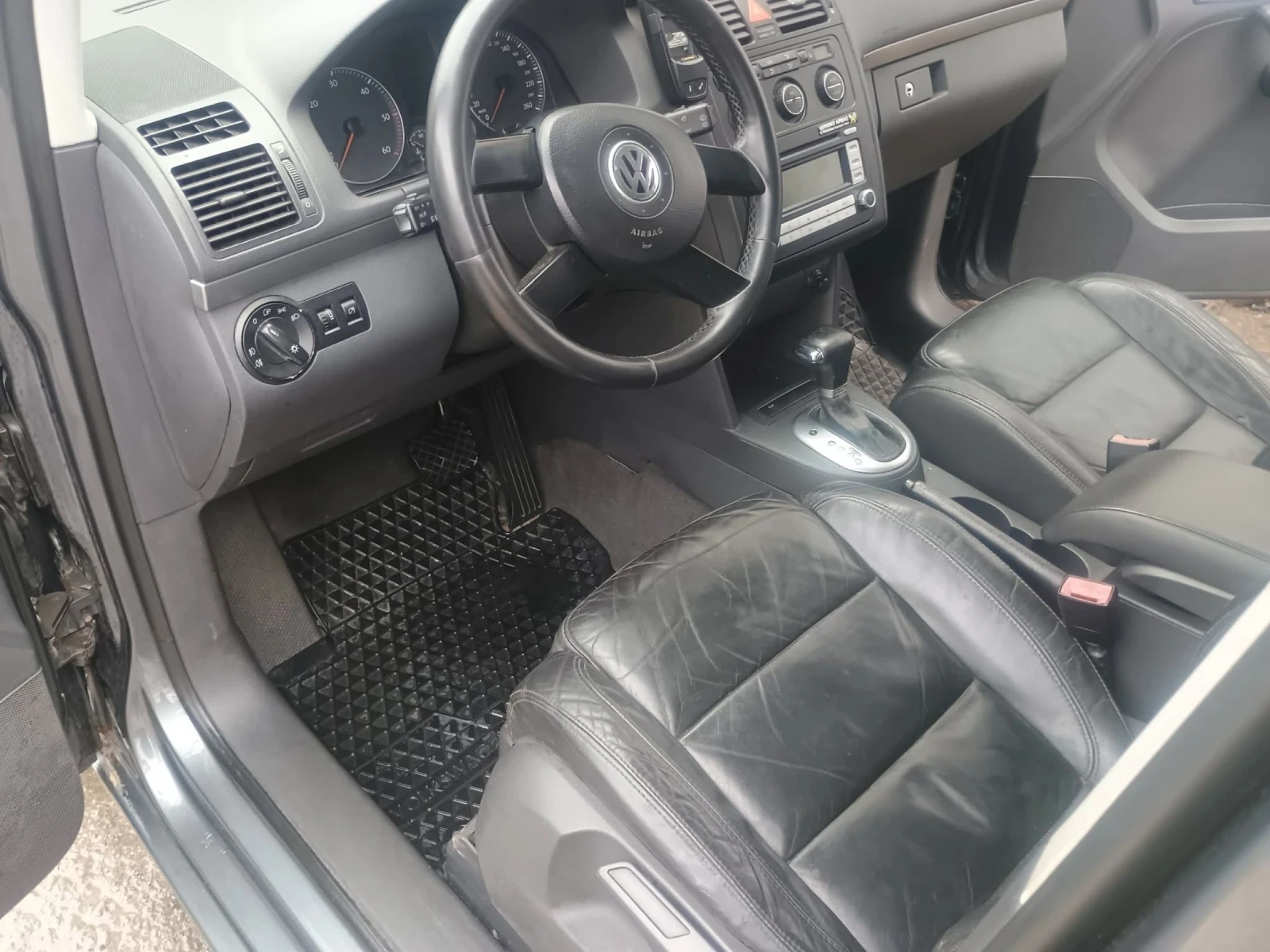 VW Touran, снимка 15 - Автомобили и джипове - 54010033