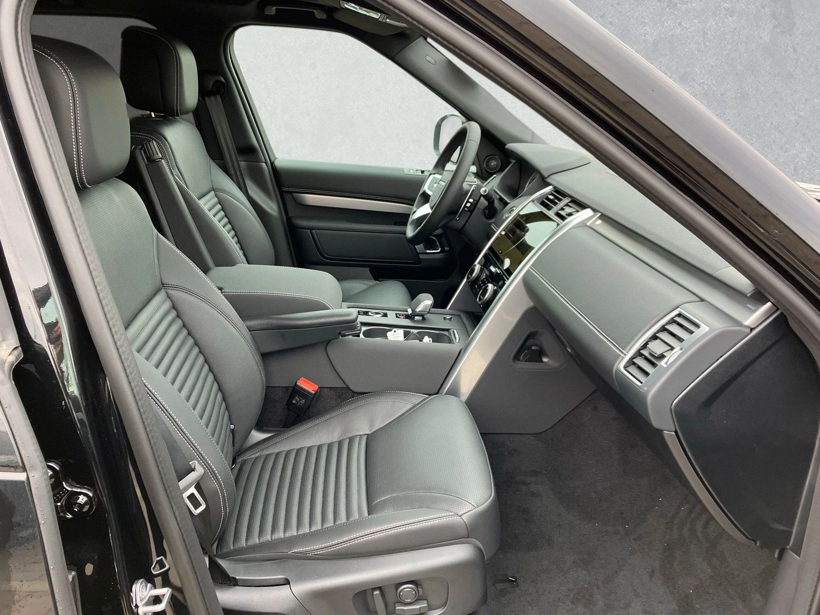 Land Rover Discovery D250 AWD R-DYNAMIC SE 7-МЕСТЕН - изображение 8