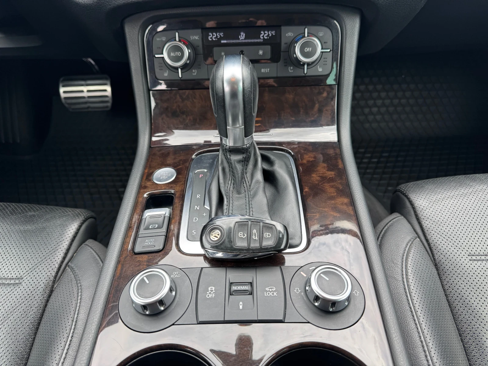 VW Touareg 4.2 TDI , снимка 12 - Автомобили и джипове - 53977914