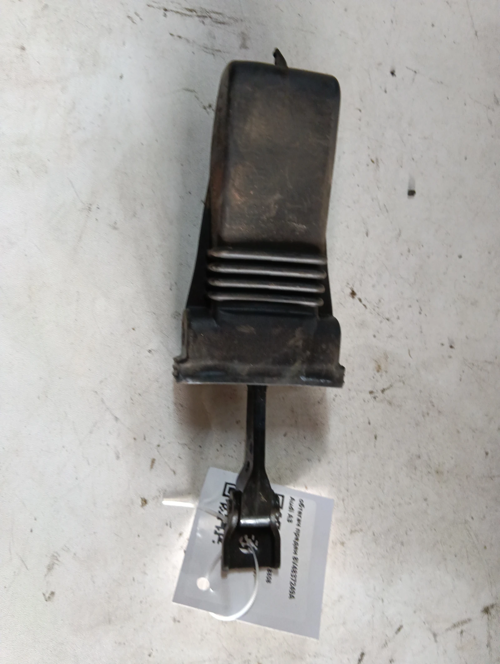 обтегач  преден 8V4837249A Audi A3