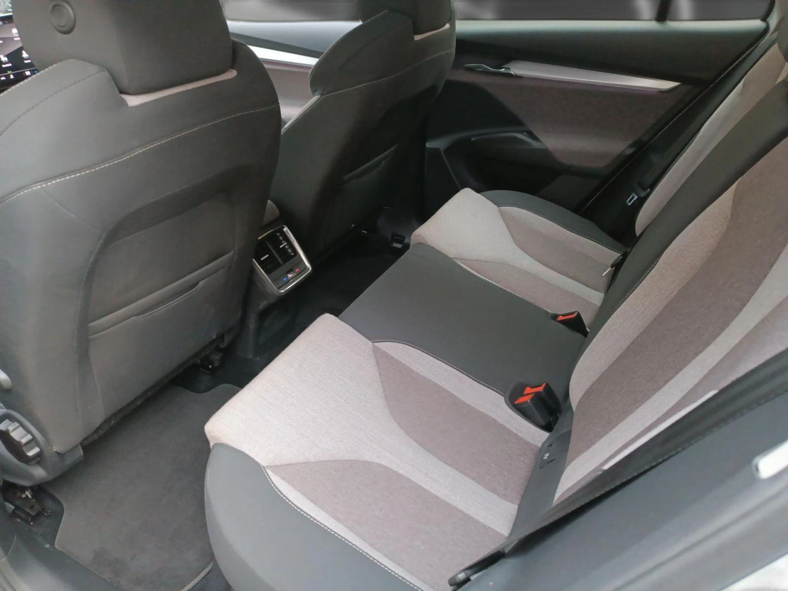 Skoda Enyaq iV60/179HP/PANO/CAM/NAVI/LED/CPLAY/359q, снимка 14 - Автомобили и джипове - 54737296