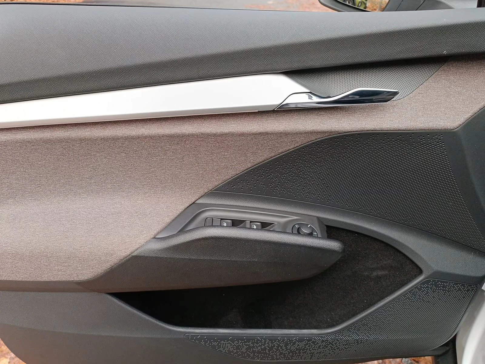 Skoda Enyaq iV60/179HP/PANO/CAM/NAVI/LED/CPLAY/359q, снимка 13 - Автомобили и джипове - 54737296