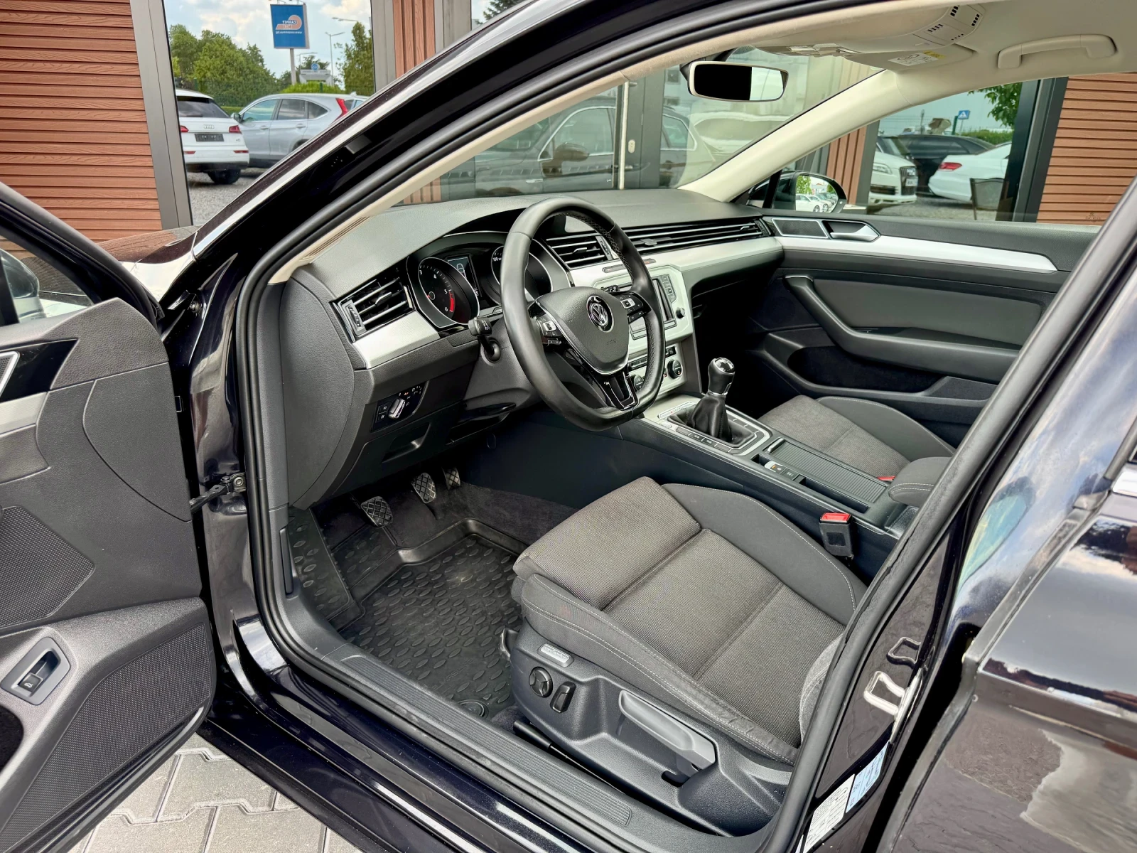VW Passat 4Motion* Navi* Подгрев* Лизинг, снимка 8 - Автомобили и джипове - 55000762