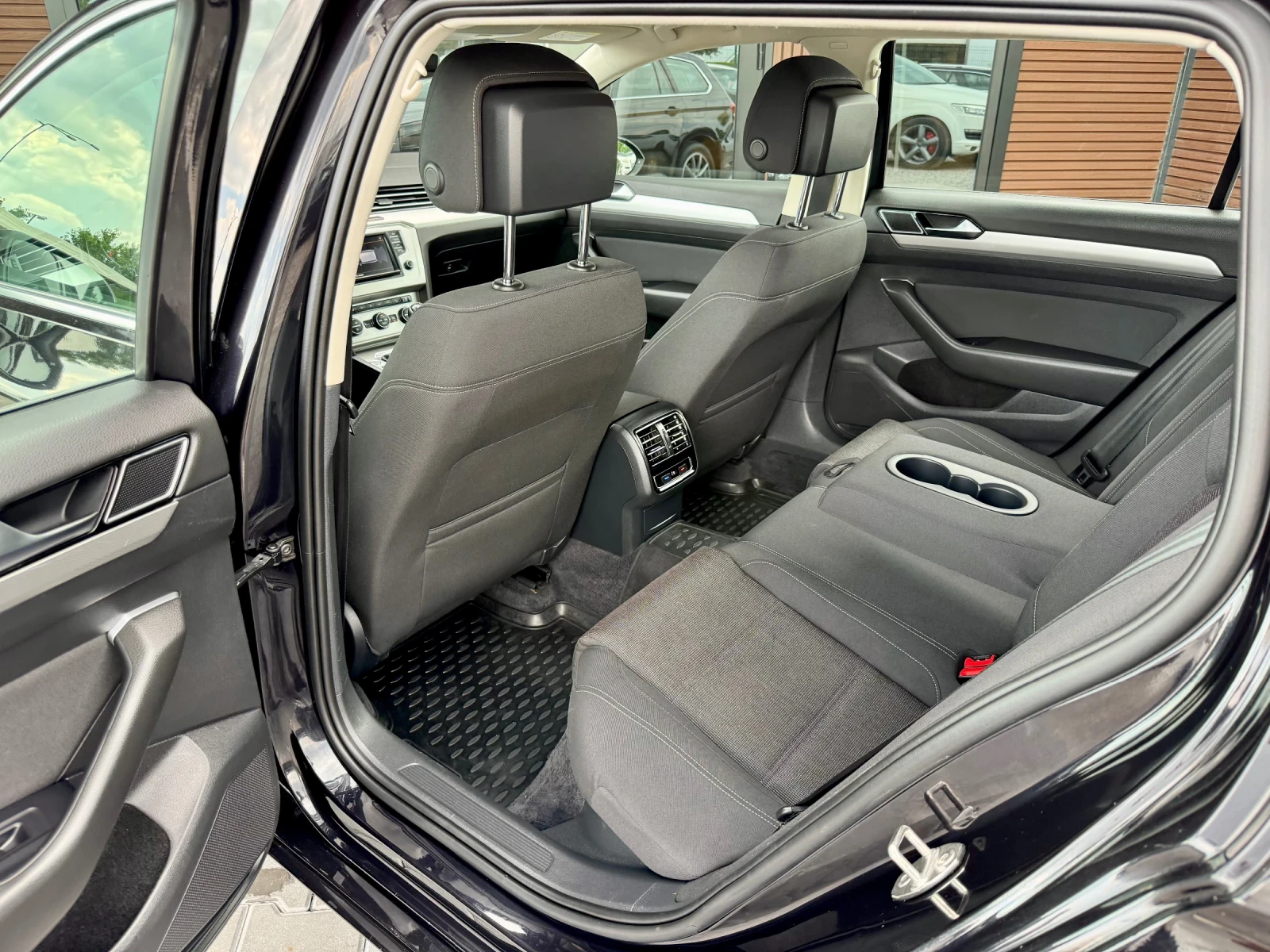 VW Passat 4Motion* Navi* Подгрев* Лизинг, снимка 9 - Автомобили и джипове - 55000762
