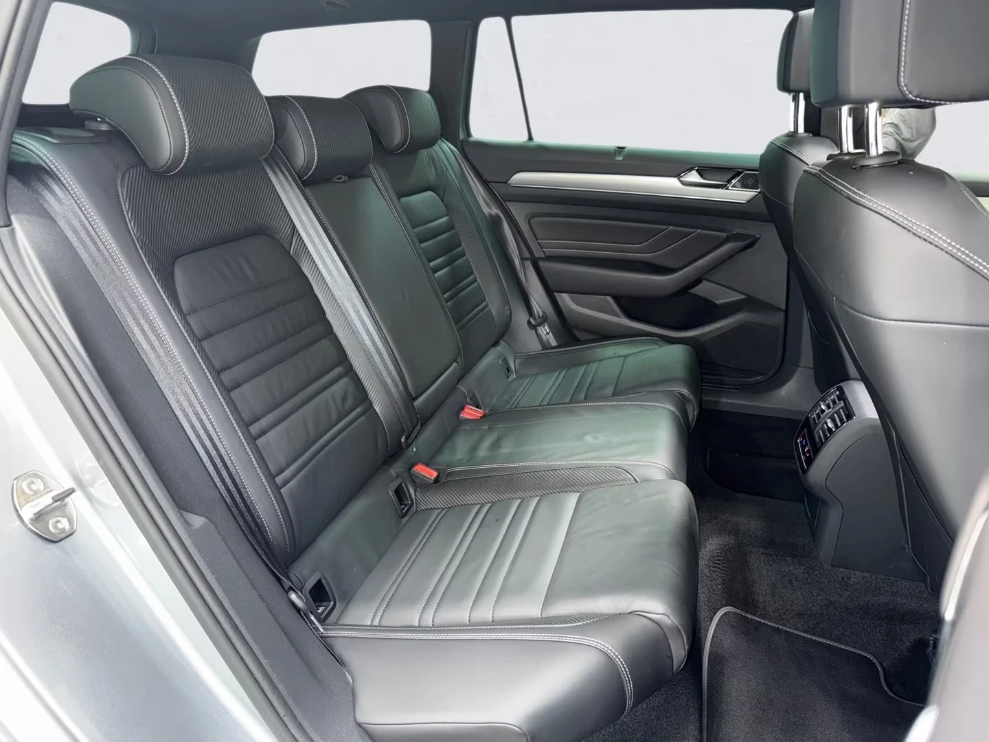 VW Passat R-LINE/150HP/VIRTUAL/CAM/LED/KLESS/PANO/609z, снимка 15 - Автомобили и джипове - 55299328