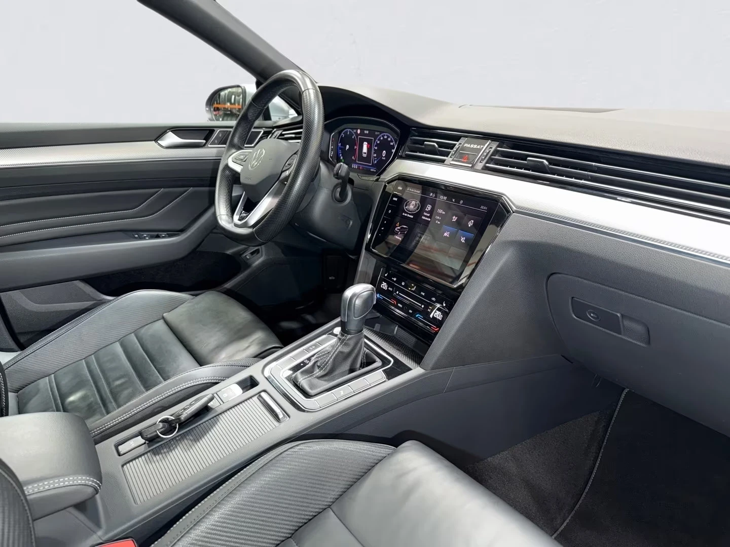 VW Passat R-LINE/150HP/VIRTUAL/CAM/LED/KLESS/PANO/609z, снимка 10 - Автомобили и джипове - 55299328