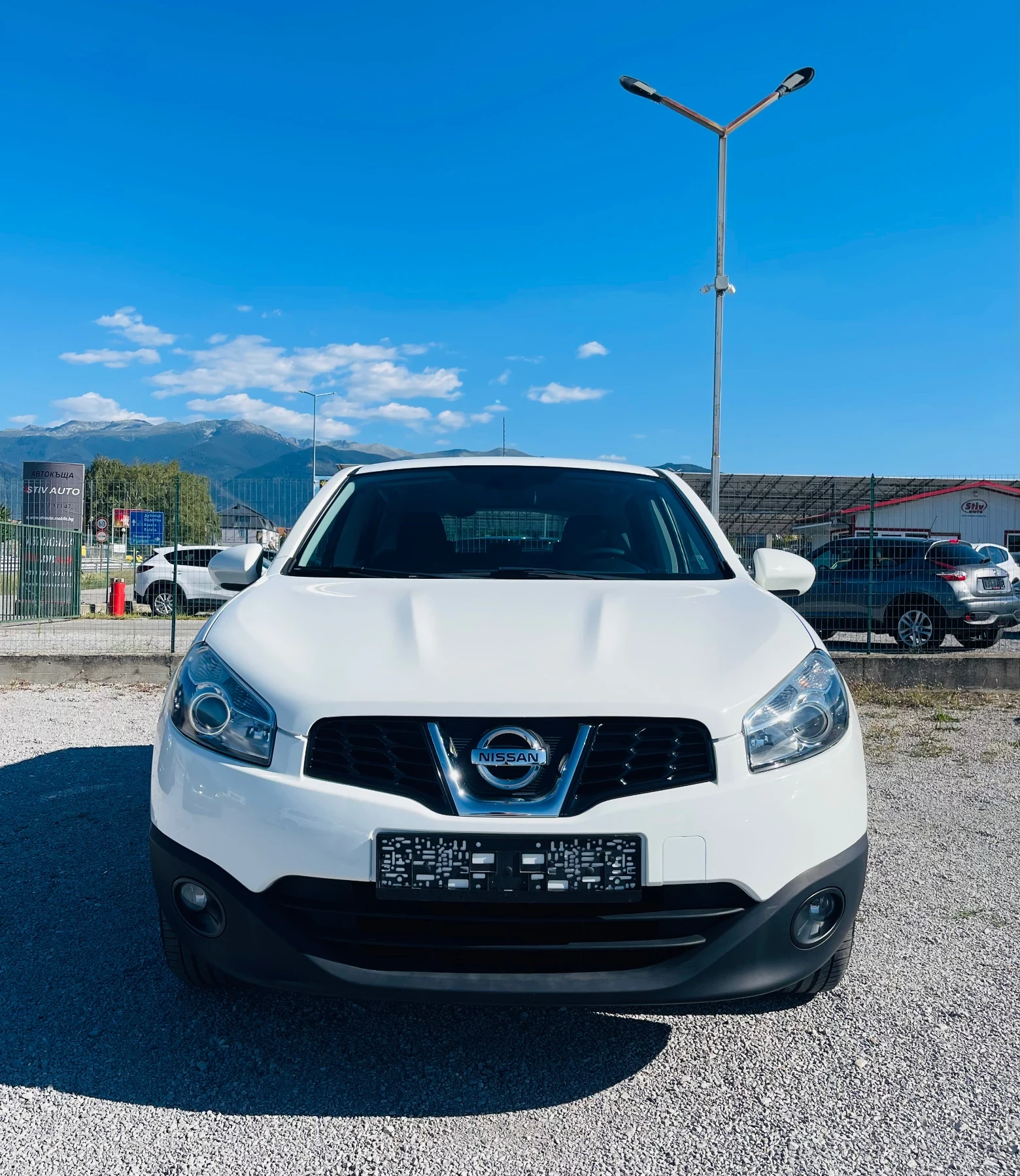 Nissan Qashqai 1.6 + ГАЗ * Навигация* Сервизна история* Реални км, снимка 2 - Автомобили и джипове - 55696825