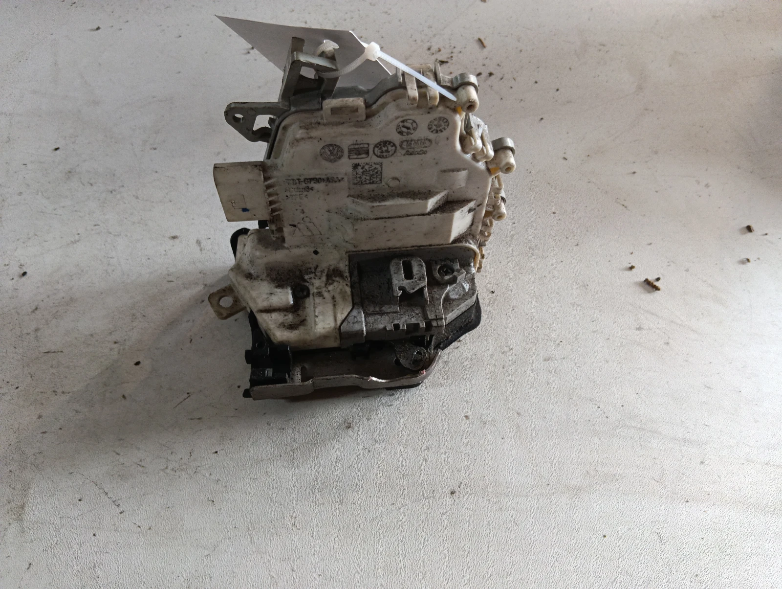 брава (задна лява) 8K0839015C Audi A5