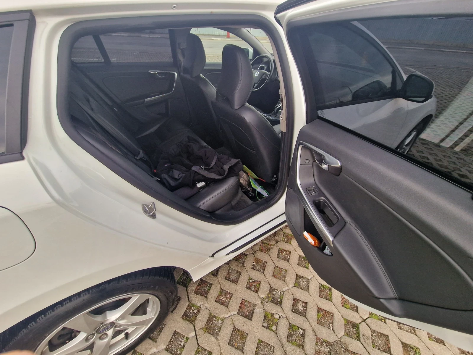 Volvo V60 D4 Kinetic Fleet Geartronic - изображение 9