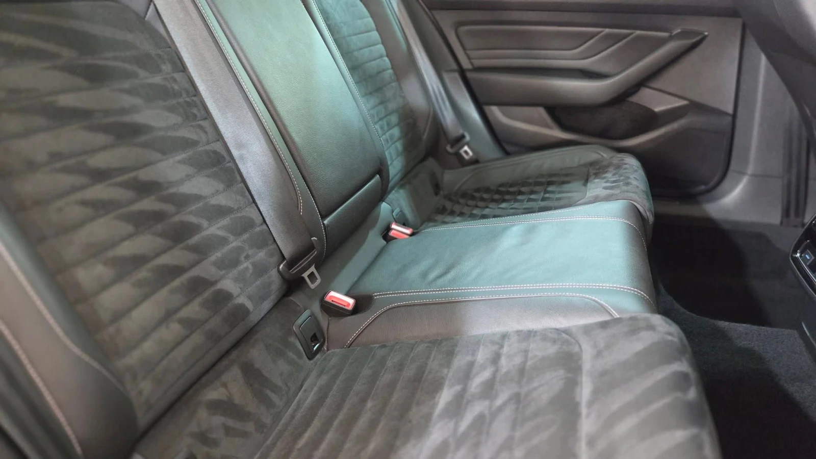 VW Passat 2.0 TDI Elegance, снимка 9 - Автомобили и джипове - 54581674