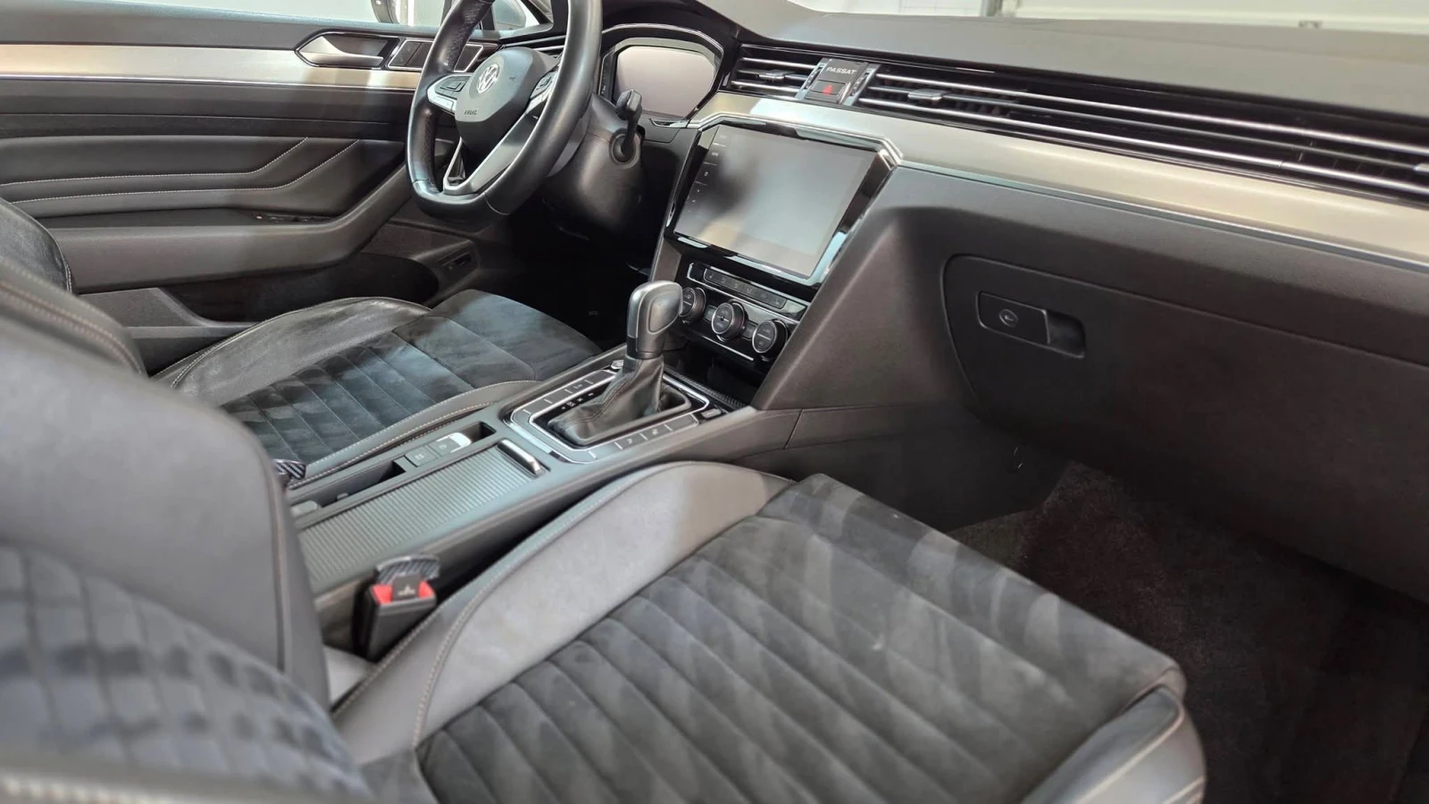 VW Passat 2.0 TDI Elegance, снимка 10 - Автомобили и джипове - 54581674