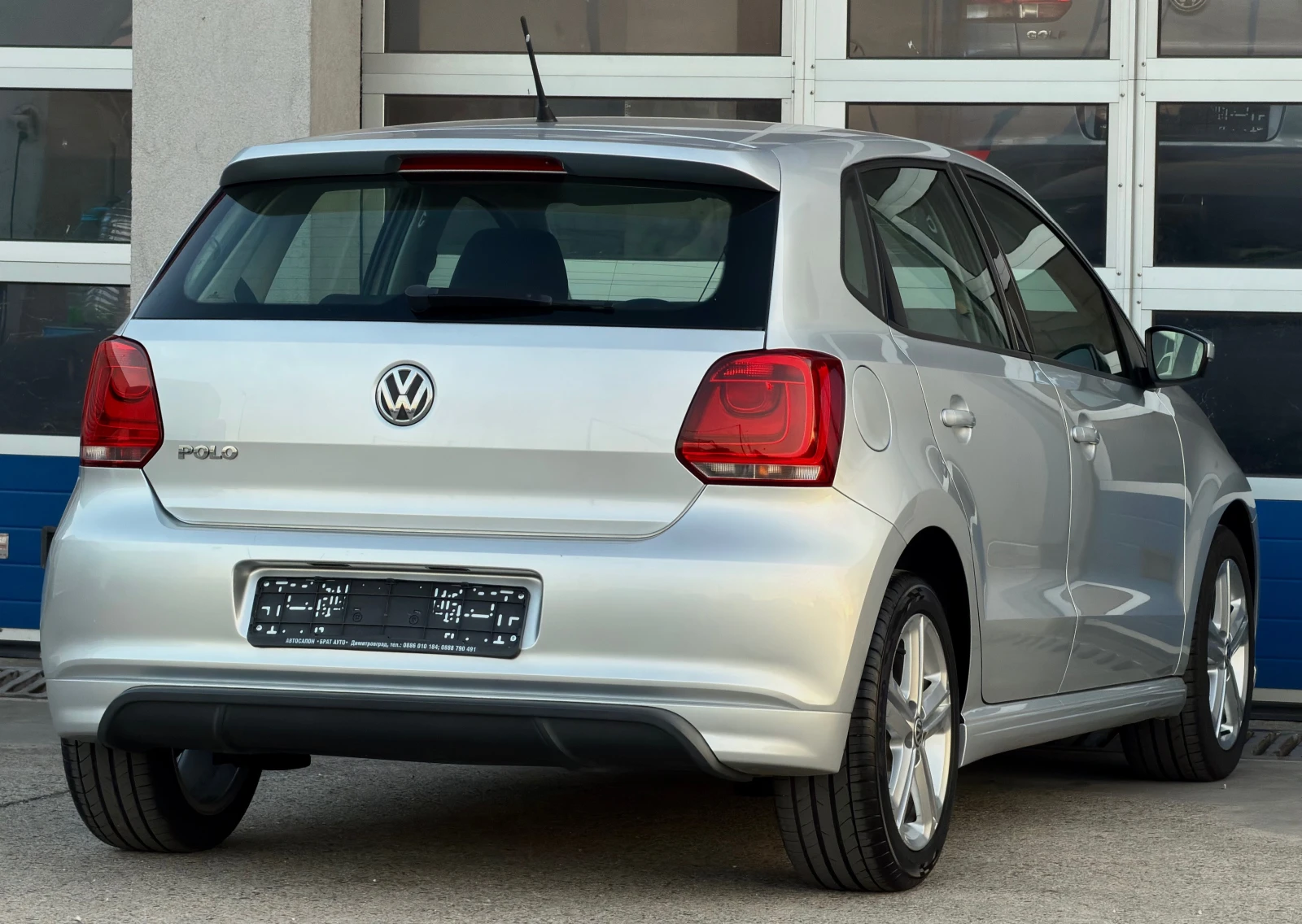 VW Polo 1.2i/R-LINE/ЕВРО5B/НАПЪЛНО ОБСЛУЖЕН/РЕАЛЕН ПРОБЕГ, снимка 4 - Автомобили и джипове - 55742059