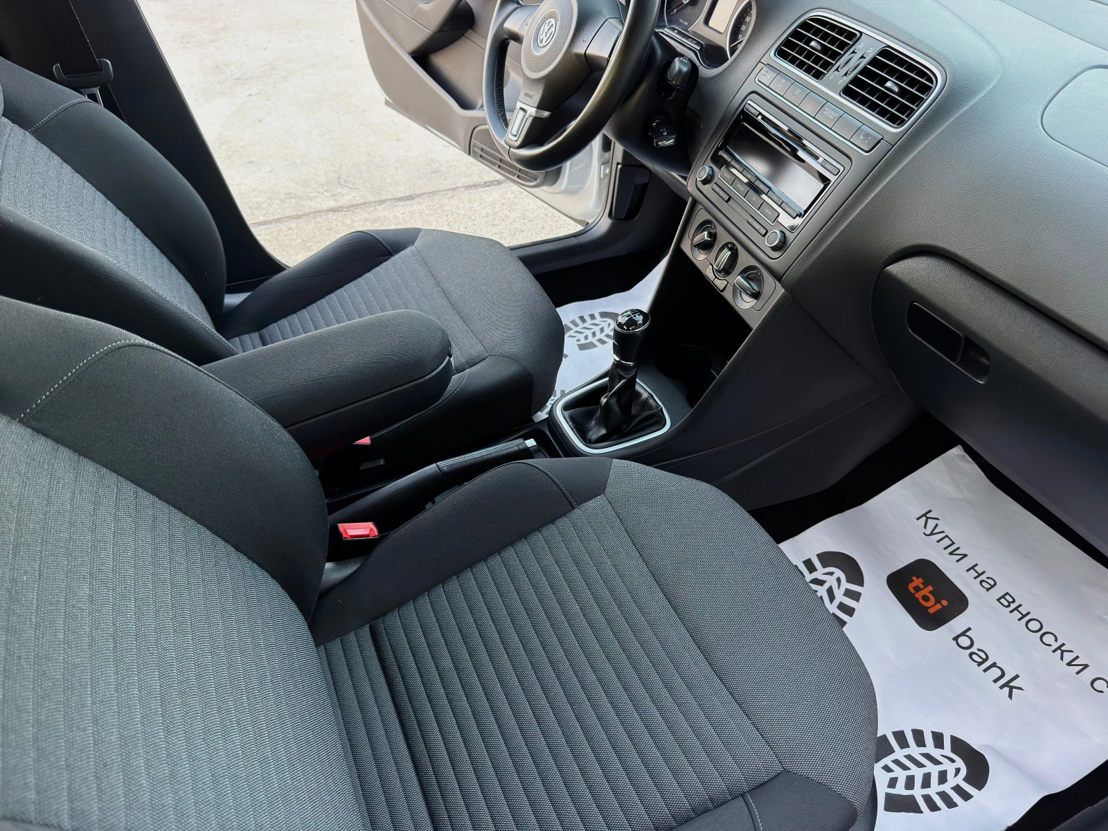 VW Polo 1.2i/R-LINE/ЕВРО5B/НАПЪЛНО ОБСЛУЖЕН/РЕАЛЕН ПРОБЕГ, снимка 11 - Автомобили и джипове - 55742059