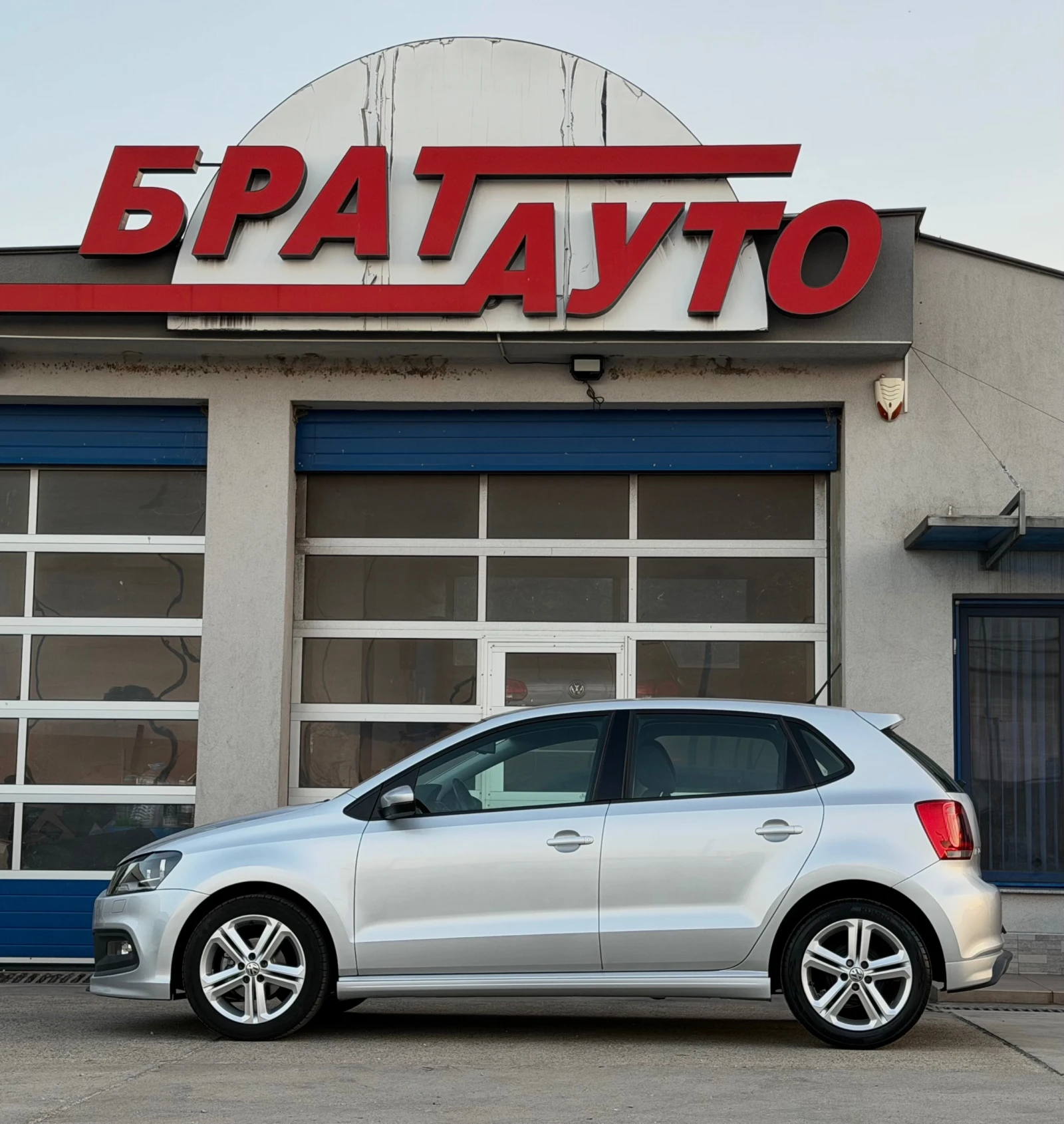 VW Polo 1.2i/R-LINE/ЕВРО5B/НАПЪЛНО ОБСЛУЖЕН/РЕАЛЕН ПРОБЕГ, снимка 8 - Автомобили и джипове - 55742059