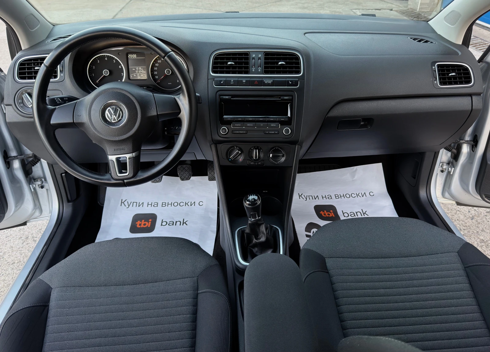 VW Polo 1.2i/R-LINE/ЕВРО5B/НАПЪЛНО ОБСЛУЖЕН/РЕАЛЕН ПРОБЕГ, снимка 9 - Автомобили и джипове - 55742059