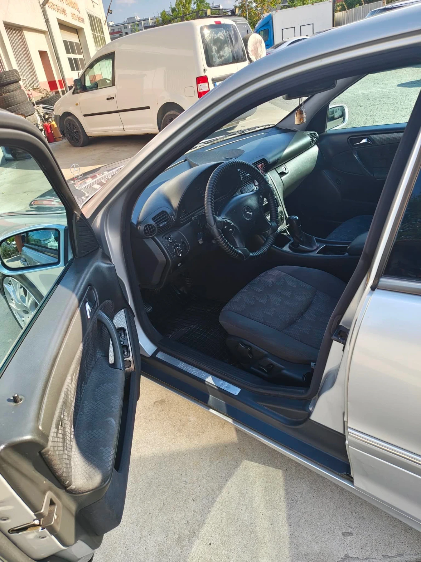 Mercedes-Benz C 270 Avangarde, снимка 6 - Автомобили и джипове - 55799461