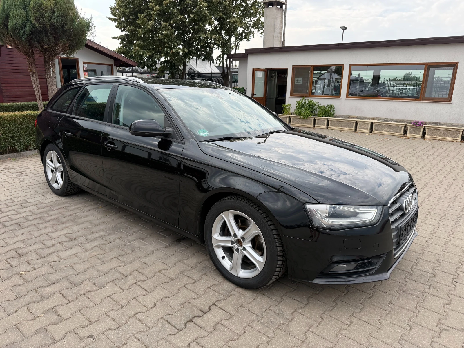 Audi A4 2.0TDI QUATTRO AVTOMAT/NAVI/KAMERA EURO 5, снимка 4 - Автомобили и джипове - 56165940