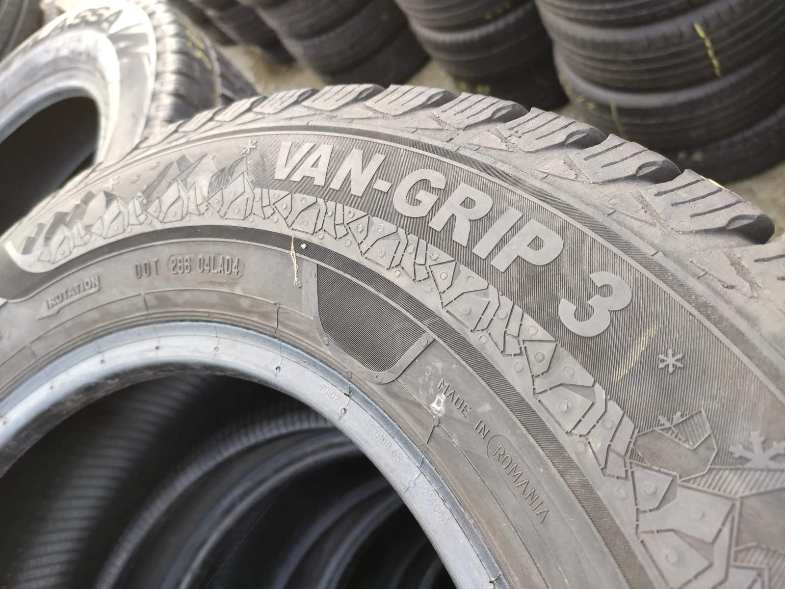 Гуми Зимни 235/65R16, снимка 11 - Гуми и джанти - 53966077