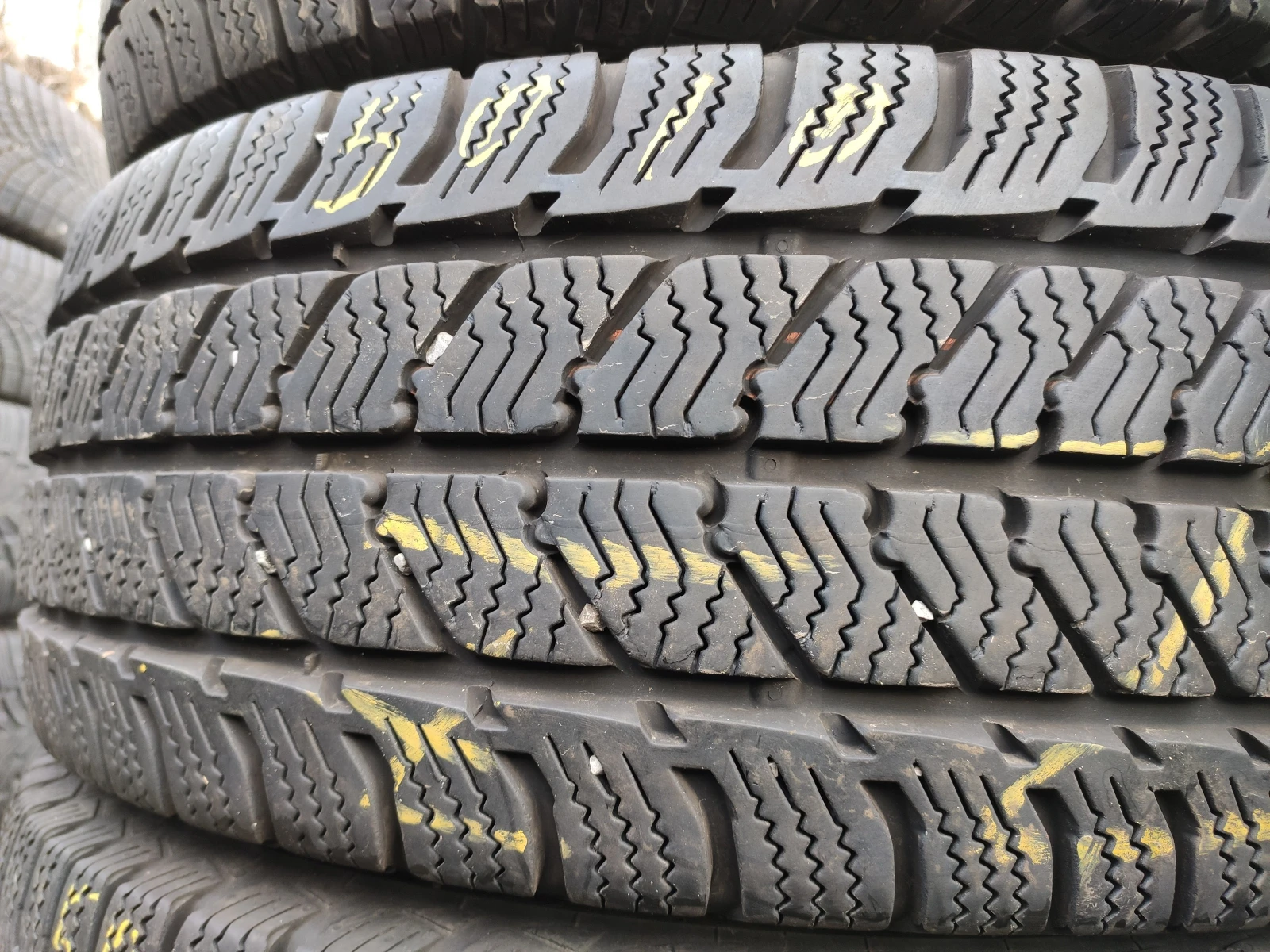 Гуми Зимни 235/65R16, снимка 5 - Гуми и джанти - 53966077