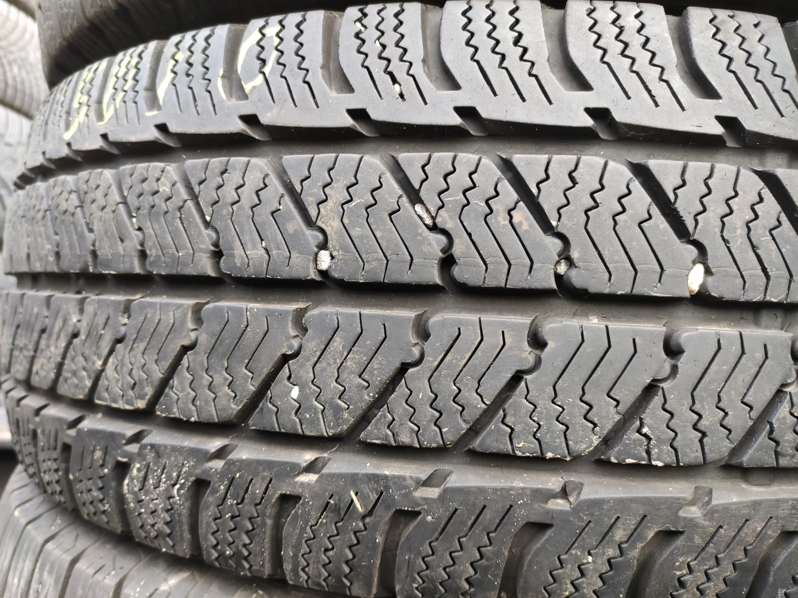 Гуми Зимни 235/65R16, снимка 2 - Гуми и джанти - 53966077