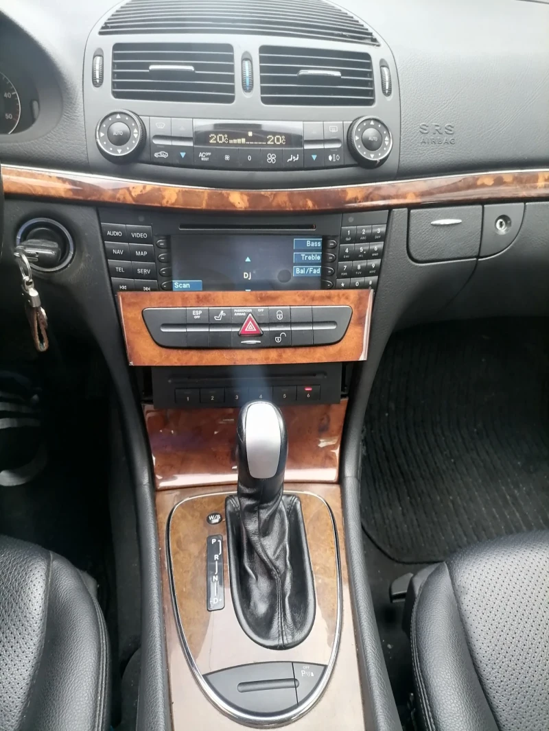 Mercedes-Benz E 320 3.2 Elegance, снимка 10 - Автомобили и джипове - 48904636