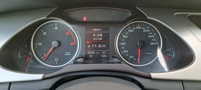 Audi A4 2.0D Нави Дистроник, снимка 12 - Автомобили и джипове - 49200863