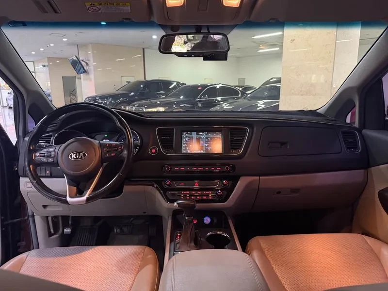 Kia Carnival 2.2D 9-Seater Luxury, снимка 9 - Автомобили и джипове - 56699303