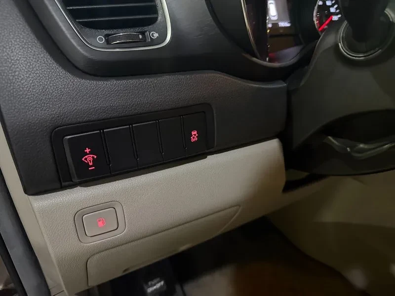 Kia Carnival 2.2D 9-Seater Luxury, снимка 16 - Автомобили и джипове - 56699303