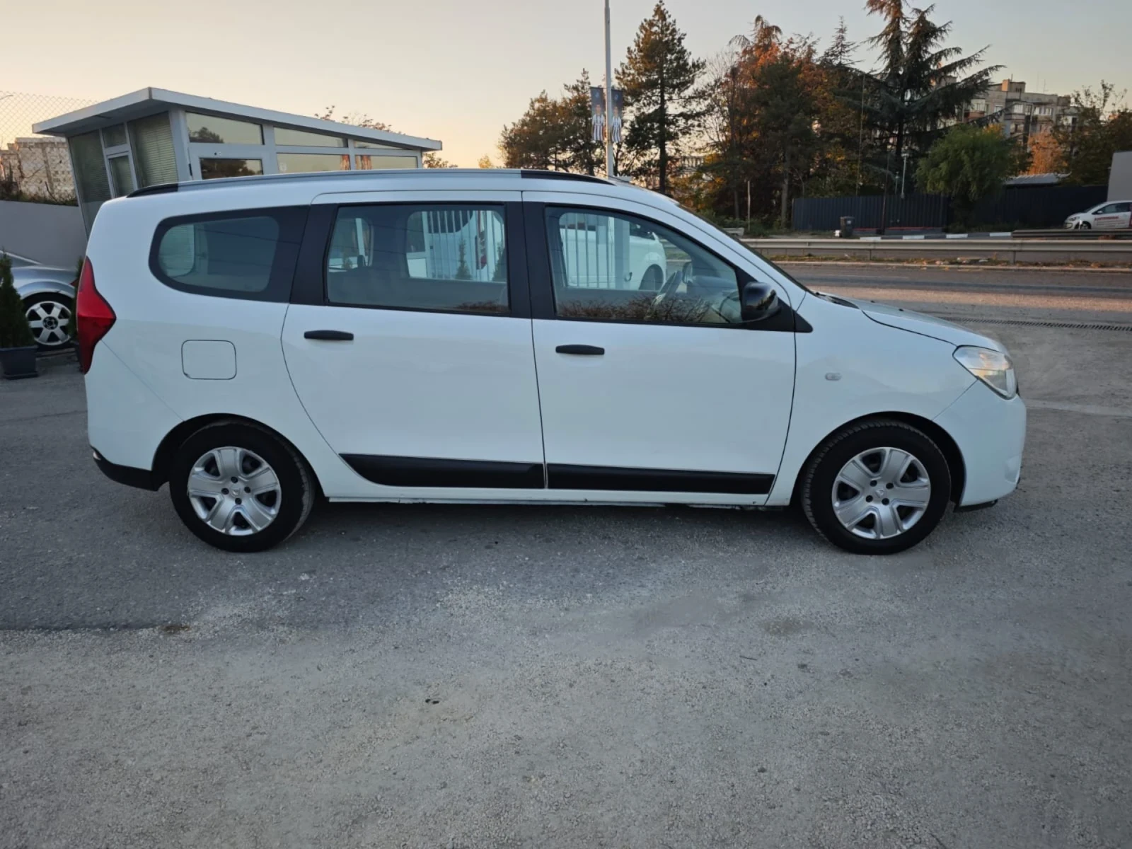 Dacia Lodgy 1.6i* ГАЗ* НАВИ* ОТЛИЧЕН* CAR PLAY* ОФЕРТА*  - изображение 4