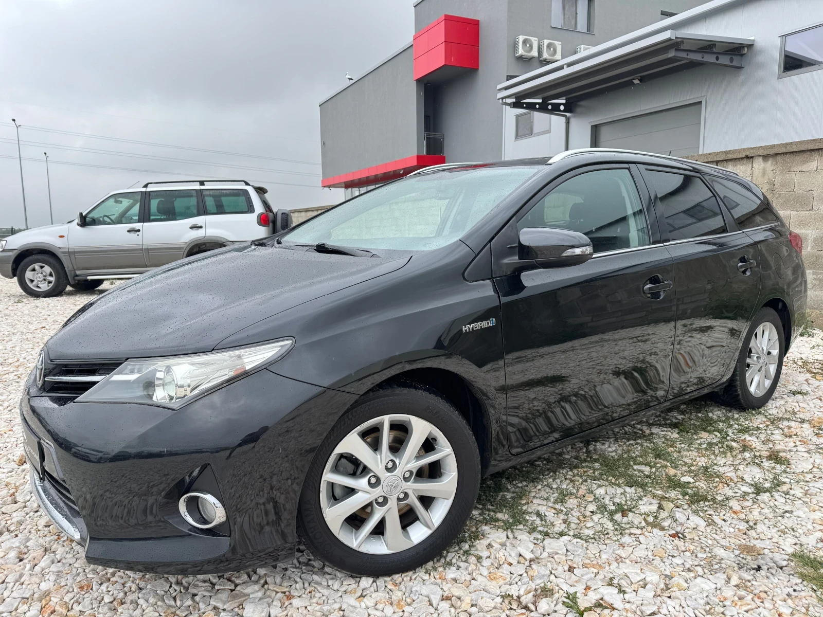 Toyota Auris 1.8 HYBRID / AVTOMAT / NAVI / CAMERA / PANORAMA  - изображение 3