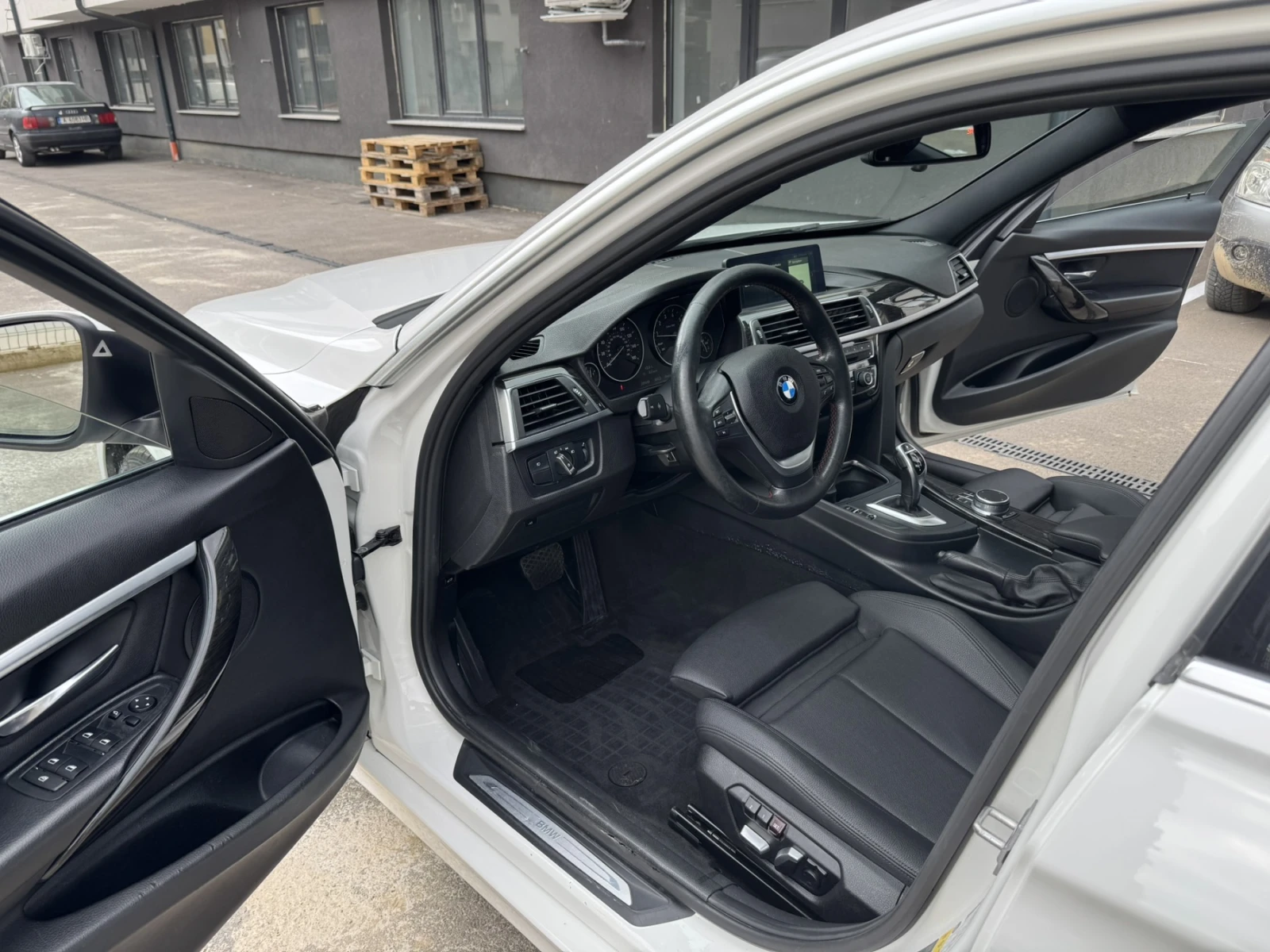 BMW 330 Xi, снимка 10 - Автомобили и джипове - 54035877