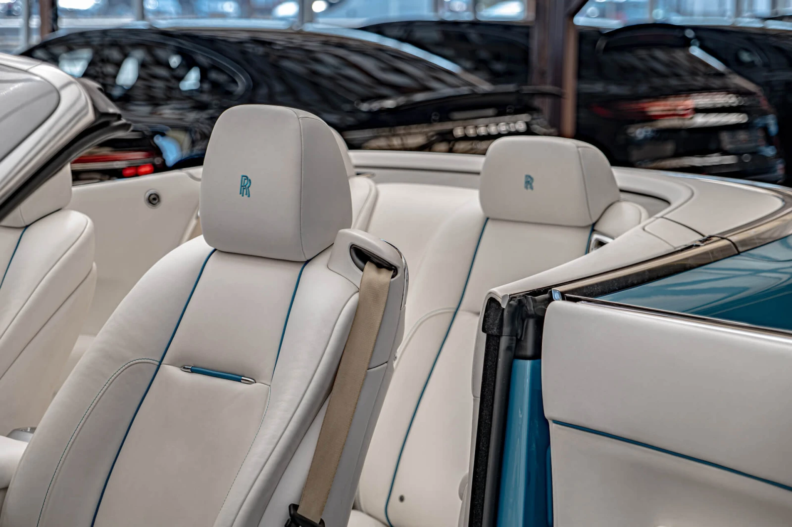 Rolls-Royce Dawn 6.6 V12/Two-Tone/Night Vision/Distronic/Lane Assis, снимка 9 - Автомобили и джипове - 55636269