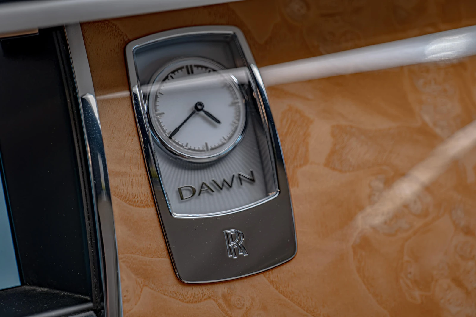 Rolls-Royce Dawn 6.6 V12/Two-Tone/Night Vision/Distronic/Lane Assis, снимка 13 - Автомобили и джипове - 55636269