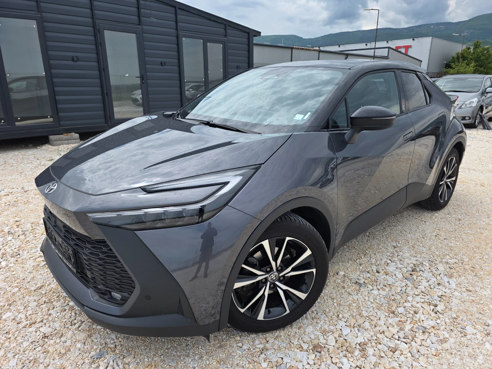 Toyota C-HR 1.8 HEV TEAM D в Гаранция Обслужен