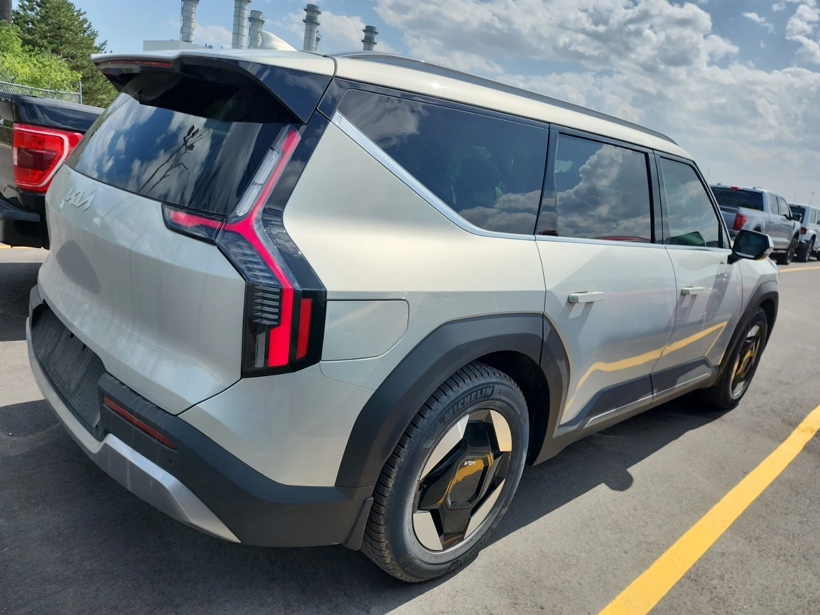 Kia EV9 Land AWD | Зимни+ Летни, снимка 3 - Автомобили и джипове - 55756021