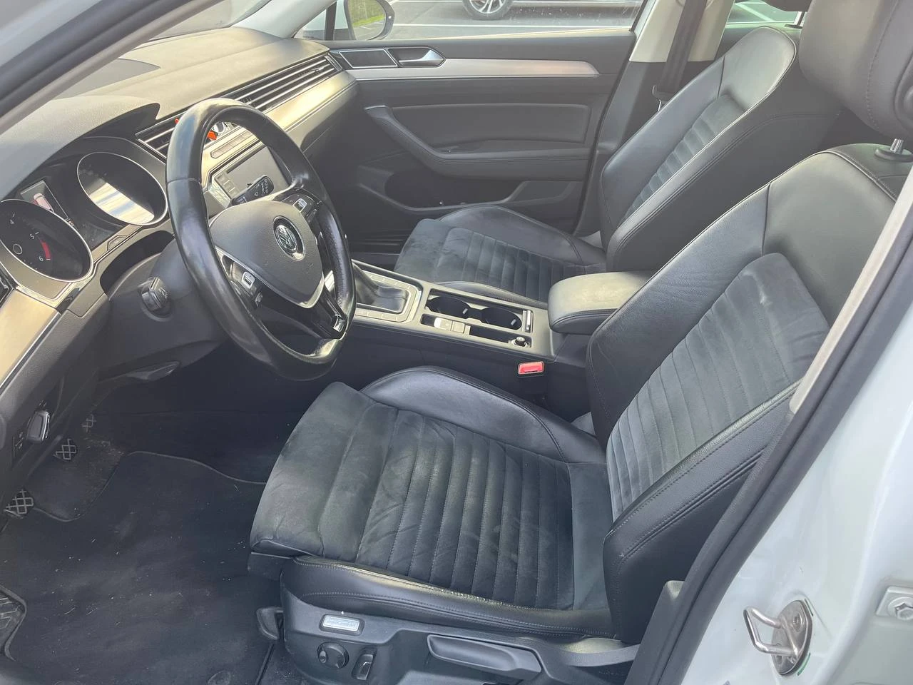VW Passat R-Line B8 Variant, снимка 8 - Автомобили и джипове - 56616913