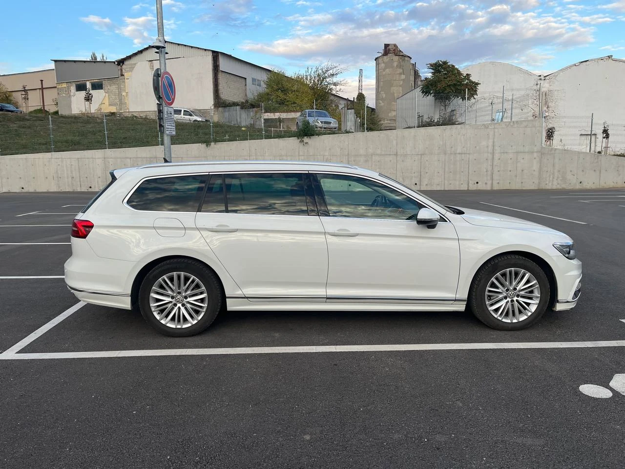 VW Passat R-Line B8 Variant, снимка 4 - Автомобили и джипове - 56616913