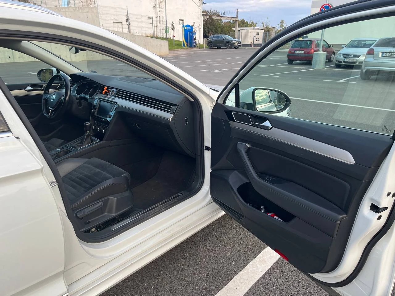 VW Passat R-Line B8 Variant, снимка 15 - Автомобили и джипове - 56616913