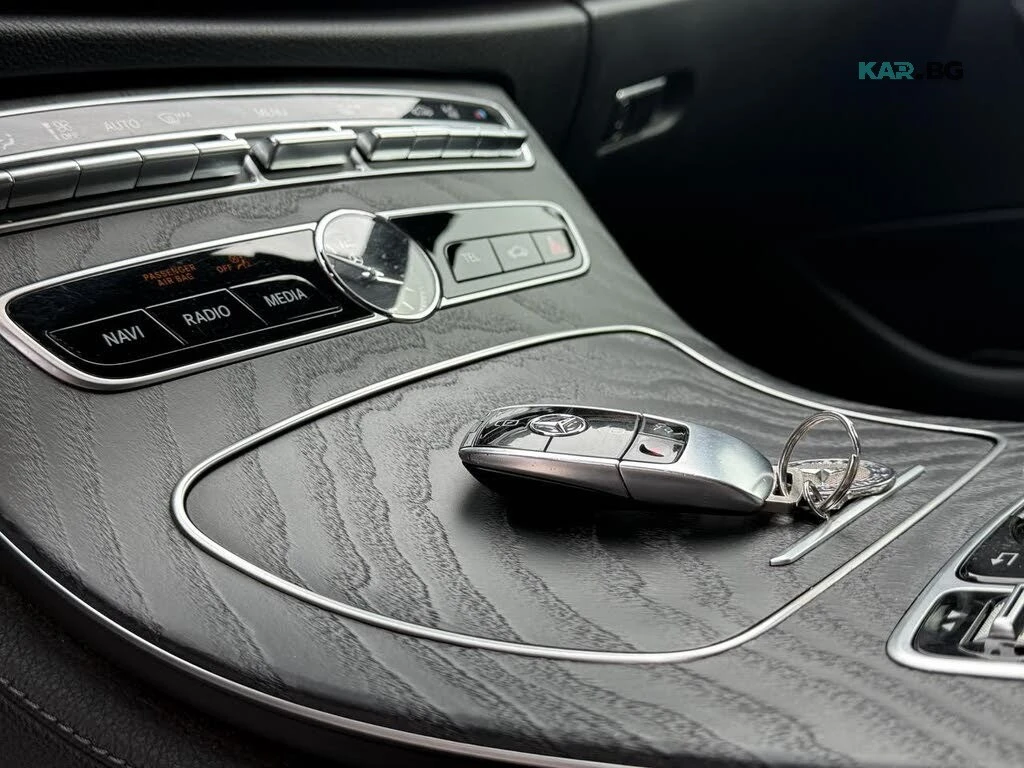 Mercedes-Benz E 350 4MATIC* BURMESTER* PANORAMA* , снимка 12 - Автомобили и джипове - 56726468