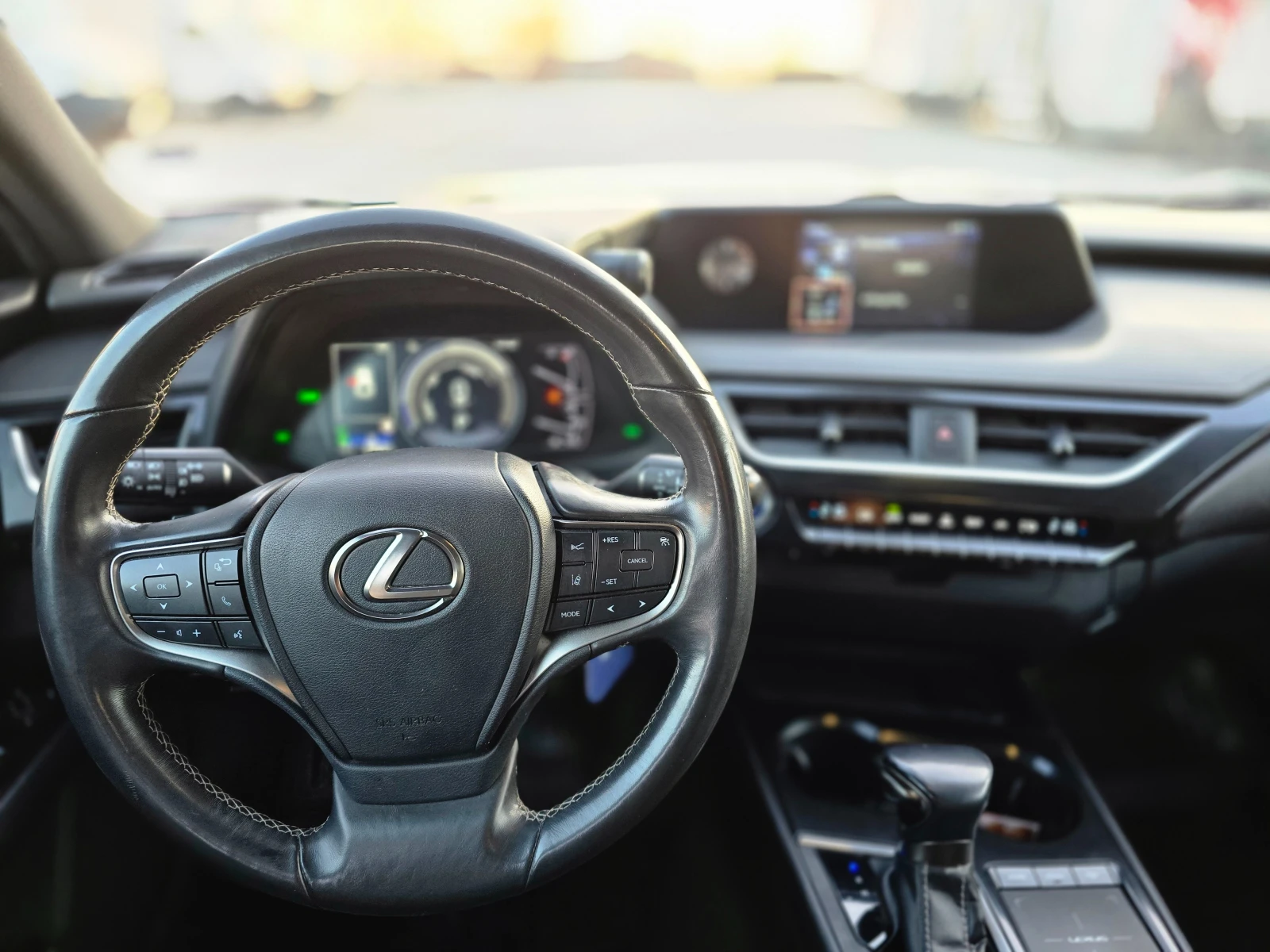 Lexus UX 250h хибрид - изображение 7